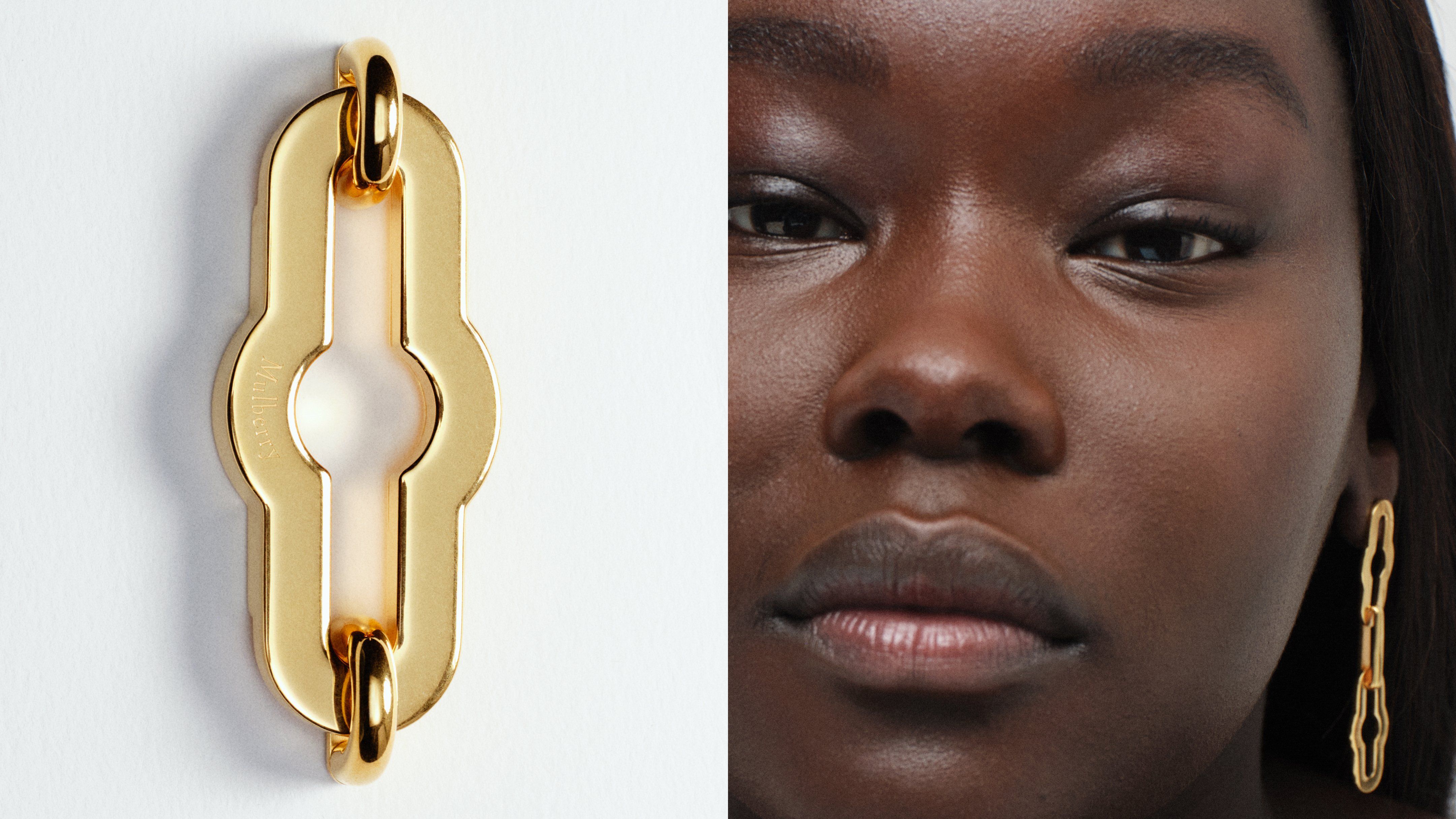 Das Model trägt die Pimlico Kettenohrringe in Gold